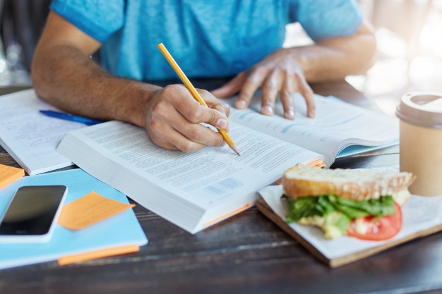 historia no enem - jovem estudando para a prova