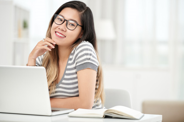 estudante com computador