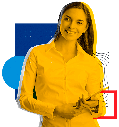 Aluna da graduação EAD sorrindo, usando um tablet.