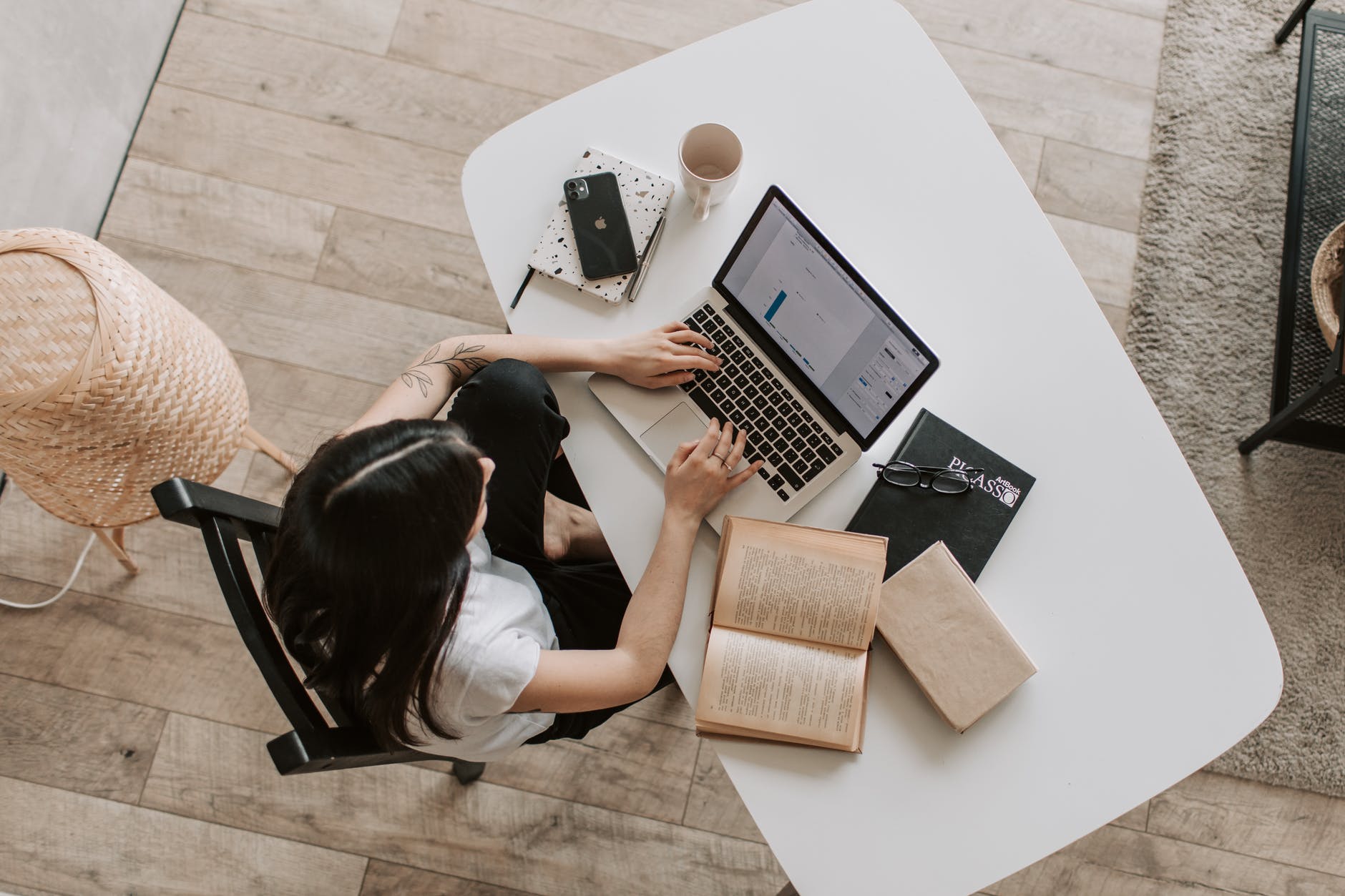 mulher jovem em uma mesa de estudos. 